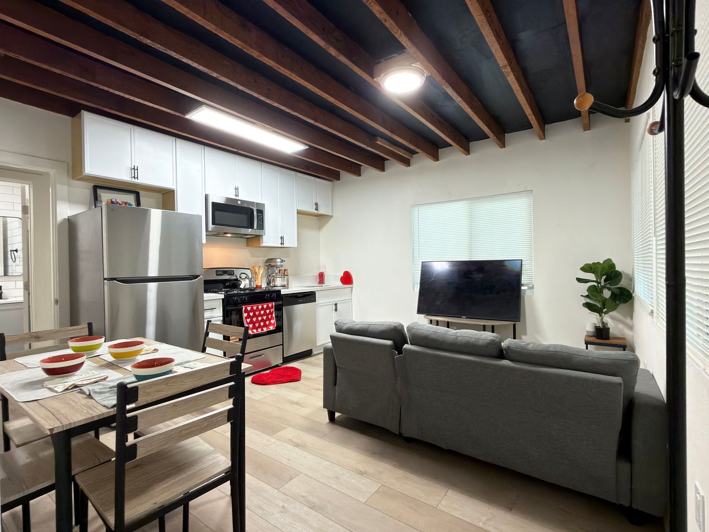 Long Beach Apartment: 734 N Loma Vista Drive