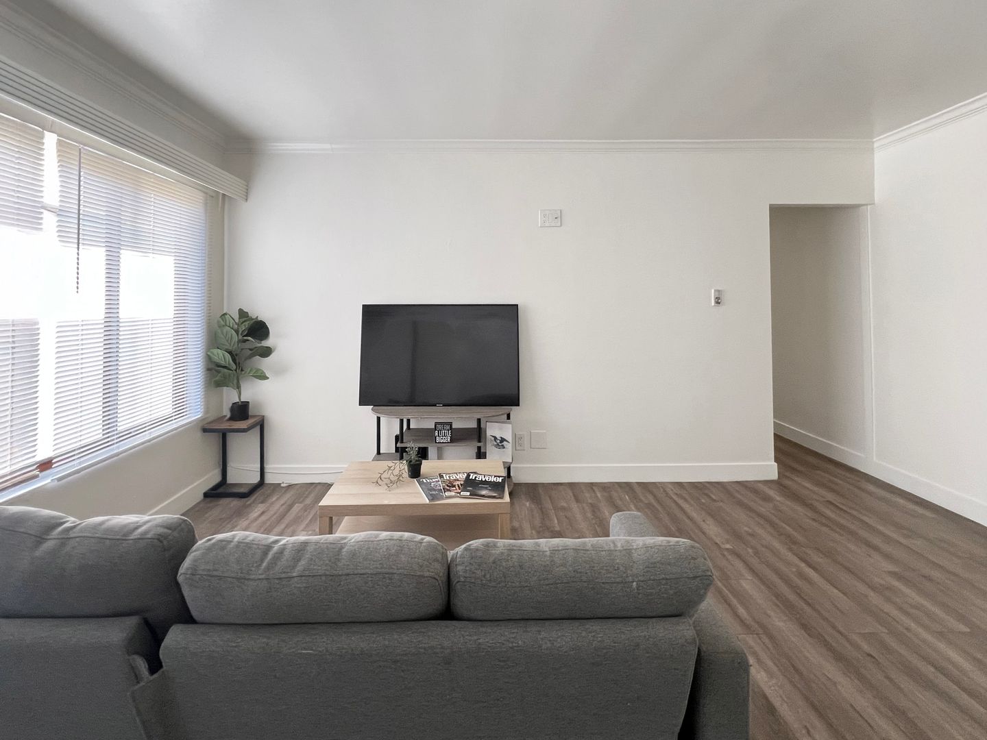 Long Beach Apartment: 1758 Pine Ave