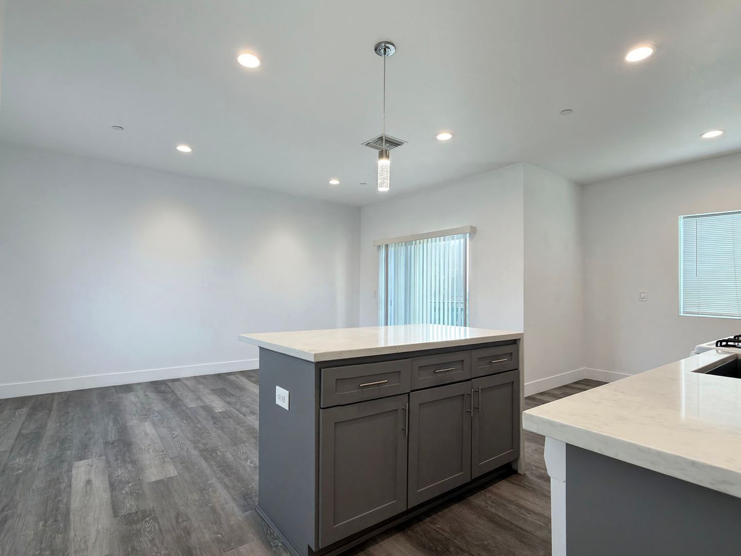 Long Beach Apartment: 1491 Atlantic Ave