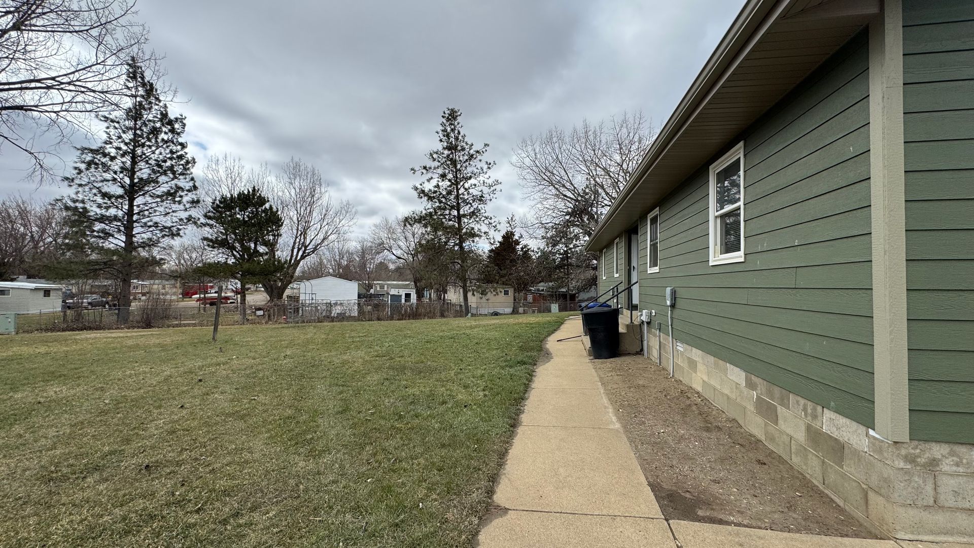 Dickinson Apartment: 352 2nd Ave SW