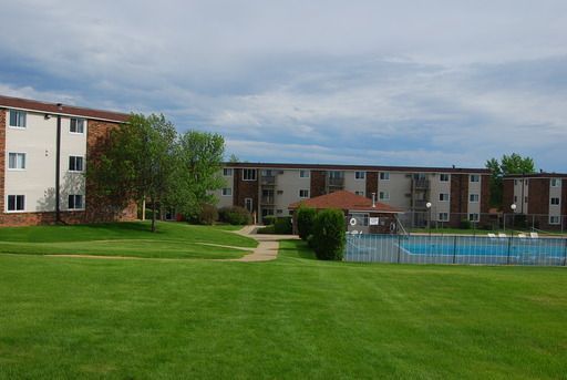 Heated Pool on site! 3 bedroom apartment – photo 1