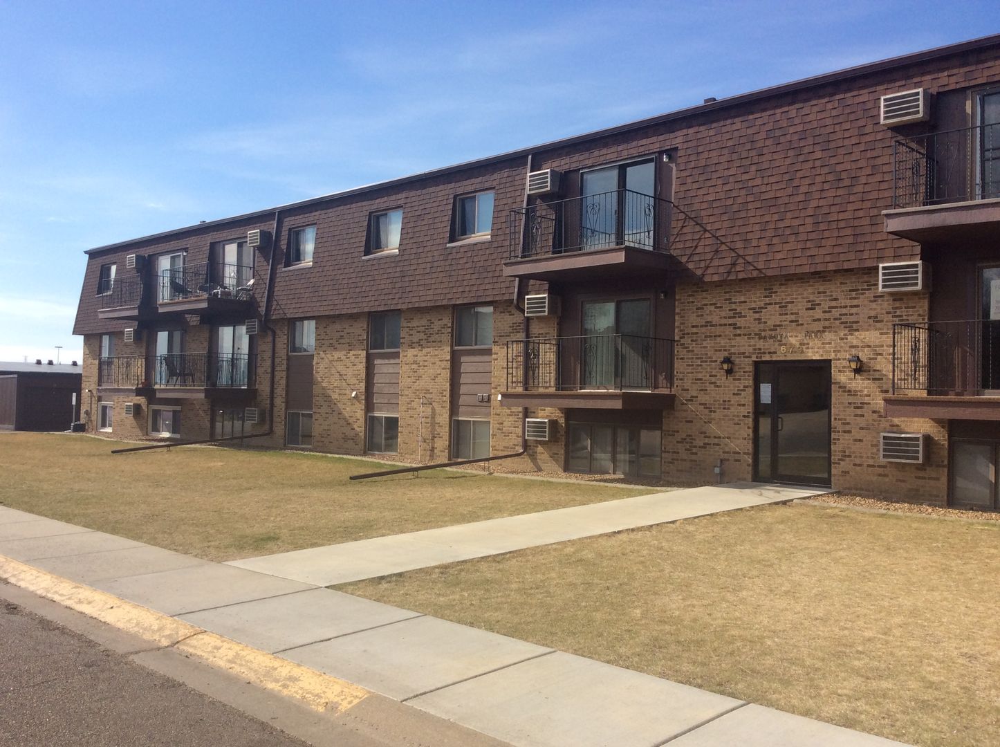 Dickinson Apartment: 679 19th St W