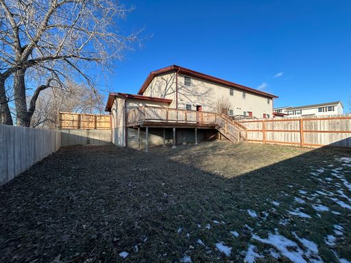 Renovated Townhome in Quiet neighborhood! w/Garage – photo 1