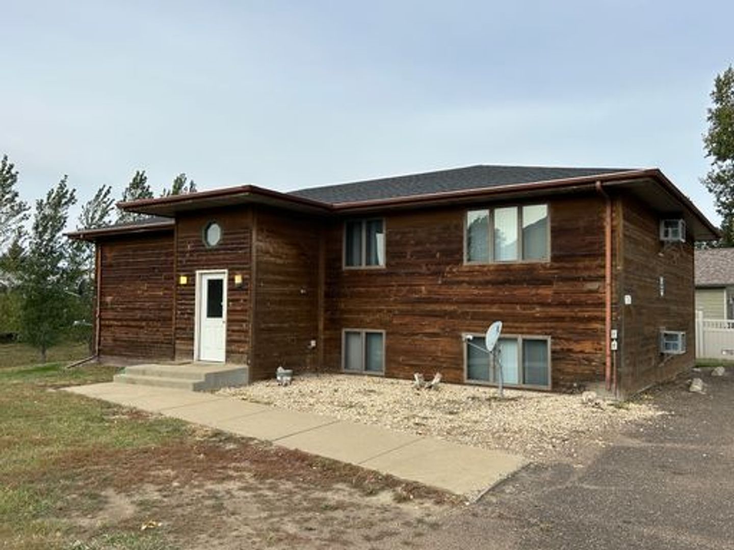 Dickinson Apartment: 669 7th St SW