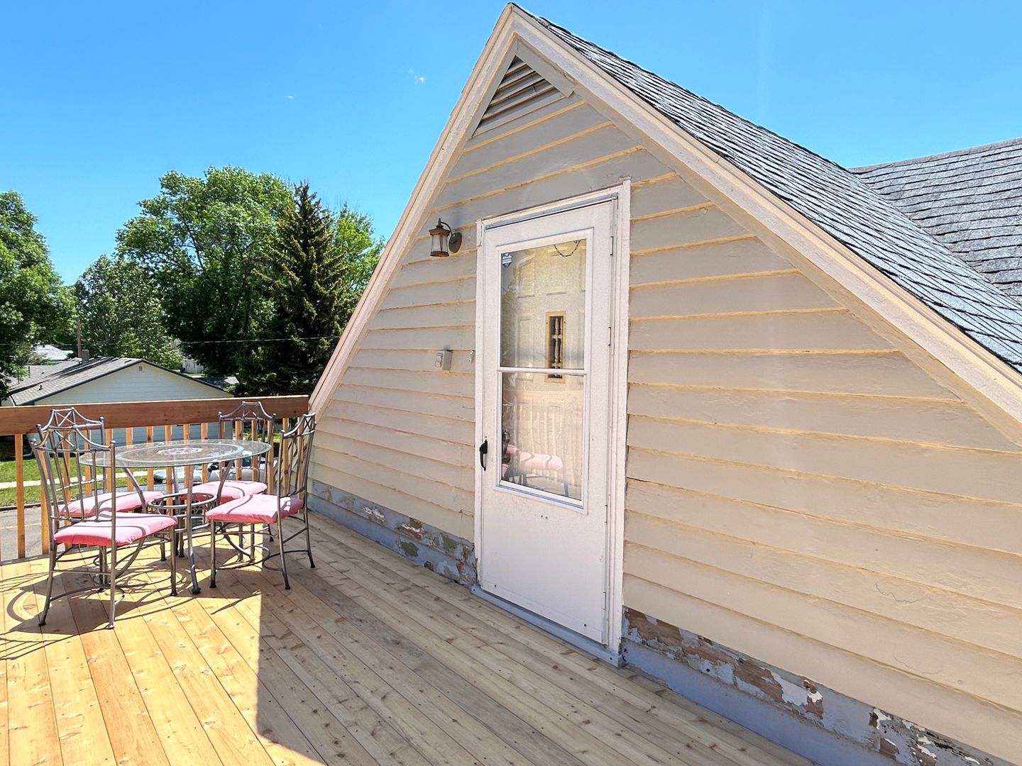 Dickinson Apartment: 4 5th St W