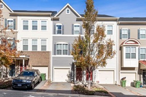 BEAUTIFUL TOWNHOUSE IN VILLAGES AT WOODSTREAM