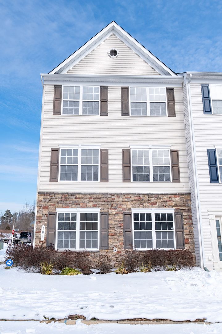 Stafford Townhome: 101 Pelican Cove