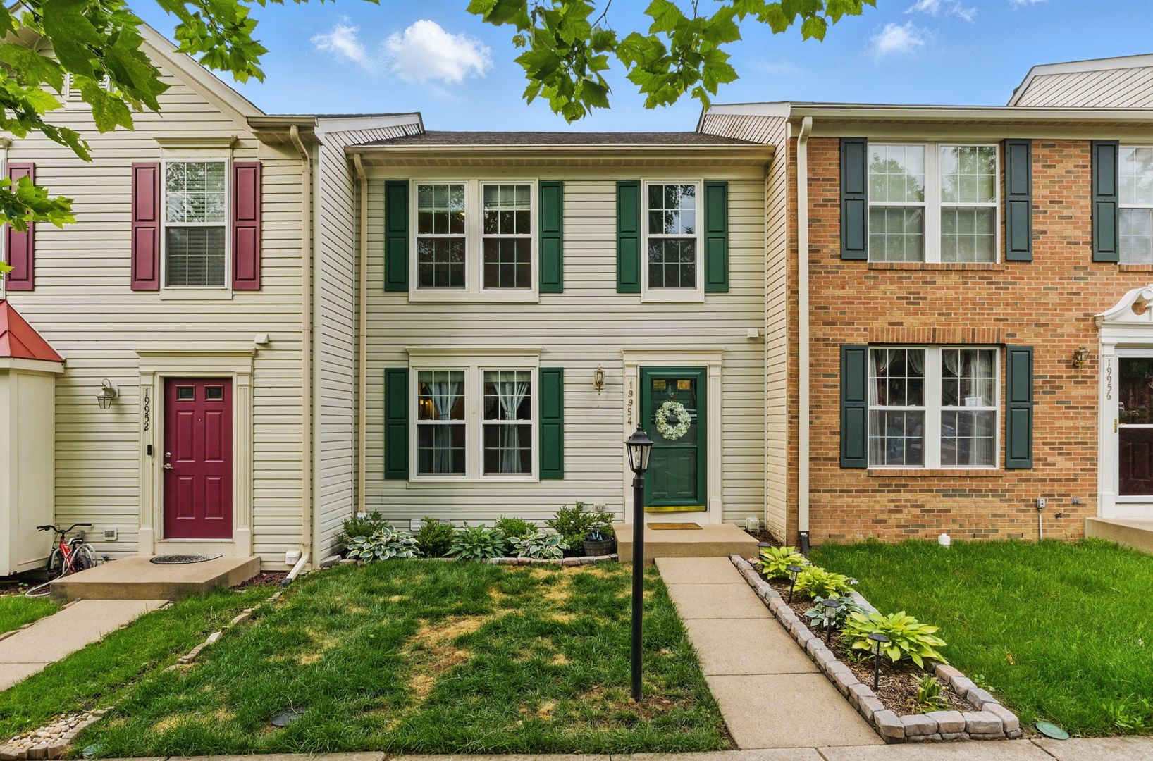 Ashburn Townhome: 19954 Fieldgrass Square
