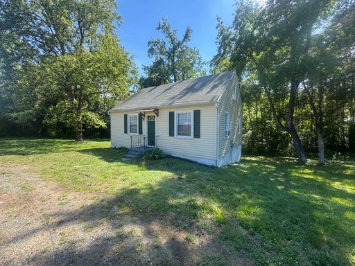 MINUTES TO DOWNTOWN FREDERICKSBURG - 2 BEDROOM COTTAGE – photo 1