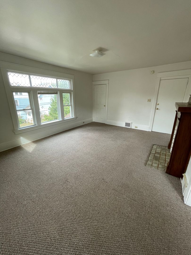 Erie House: 639 W 5th St