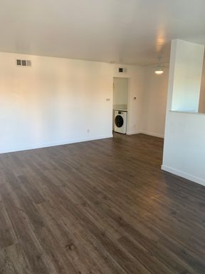 Upstairs renovated 1x1 in La Mesa with w/d and central air! – photo 1