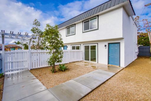 Coming Soon! Newly Renovated, 2-bedroom/1.5 bath Townhome with private front yard & w/d – photo 1