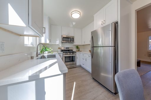 Amazing Newly Renovated 1-BR Available in September! – photo 1