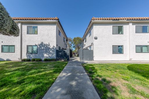 AVAILABLE NOW!! Renovated 2BR/1BA in Vista! Come Check Us Out! MOVE IN SPECIAL – photo 1