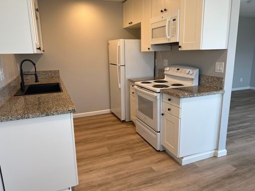 Move in special- Look & Lease!!Upgraded 2-Bedroom /1-Bath with great Encinitas location and in-unit W/D – photo 1