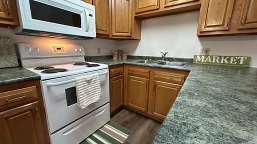 Large Two Bedroom One Bathroom Apartment – photo 1