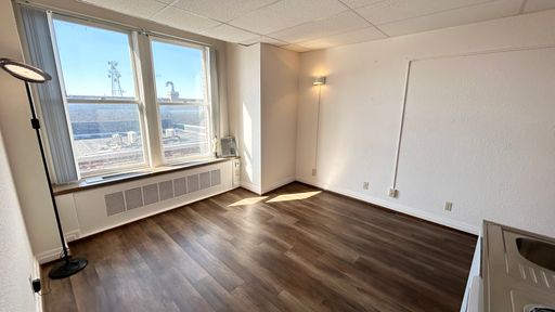 Beautiful Efficiency Unit Available 12/1