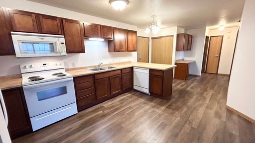 Spacious 3 bedroom 2 bathroom with Washer and Dryer! – photo 1
