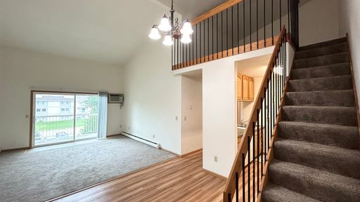 2 bedroom 1 bathroom LOFT apartment! – photo 1