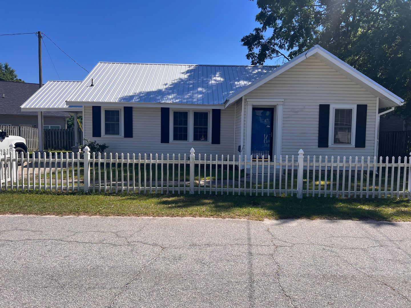Thomson House: 223 Holt Street