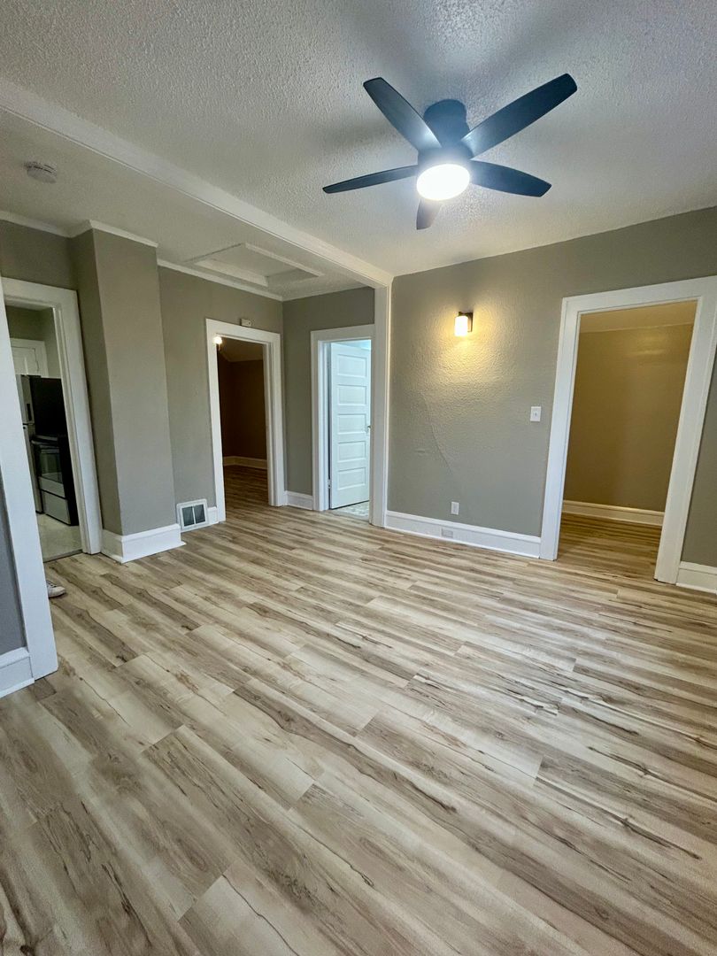 Duluth Apartment: 906 N 6th Ave E