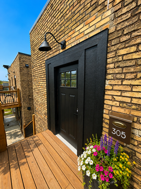 AVAILABLE NOW! - Top Level 1 Bed 1 Bath Newly Fully Renovated Unit! – photo 1