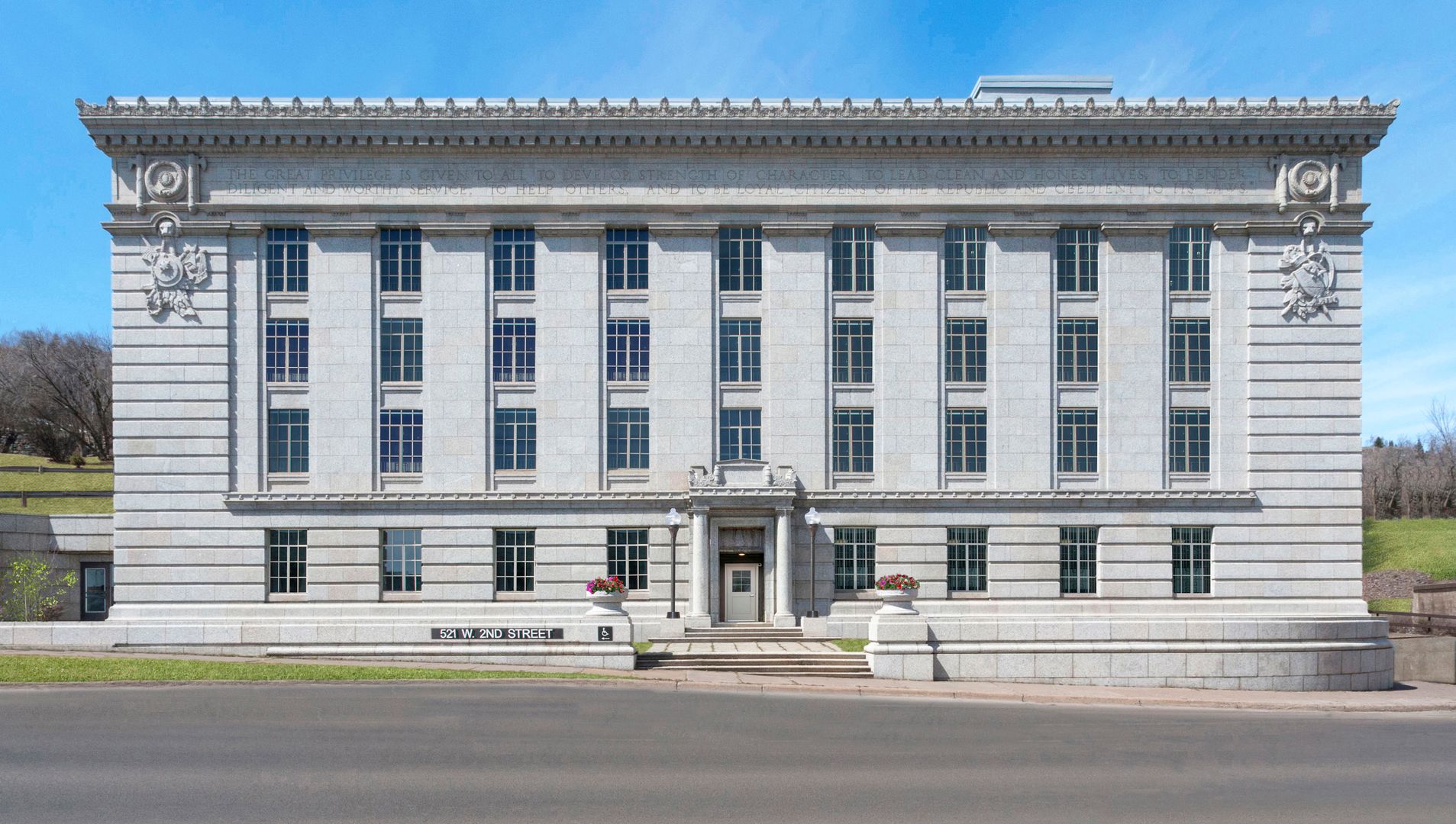 Duluth Apartment: 521 W 2nd Street