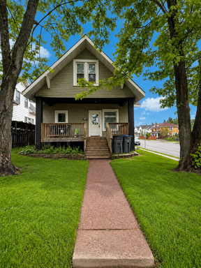 AVAILABLE August! - 4 Bed 1 Bath Lower Apartment – photo 1