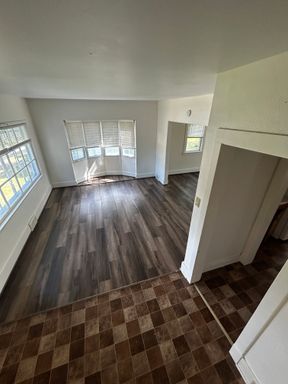 AVAILABLE September! - 3 bed 1 bath Townhome with Private Entry! – photo 1
