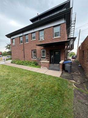 AVAILABLE NOW! 1 Bed + Den Upper Apartment! – photo 1