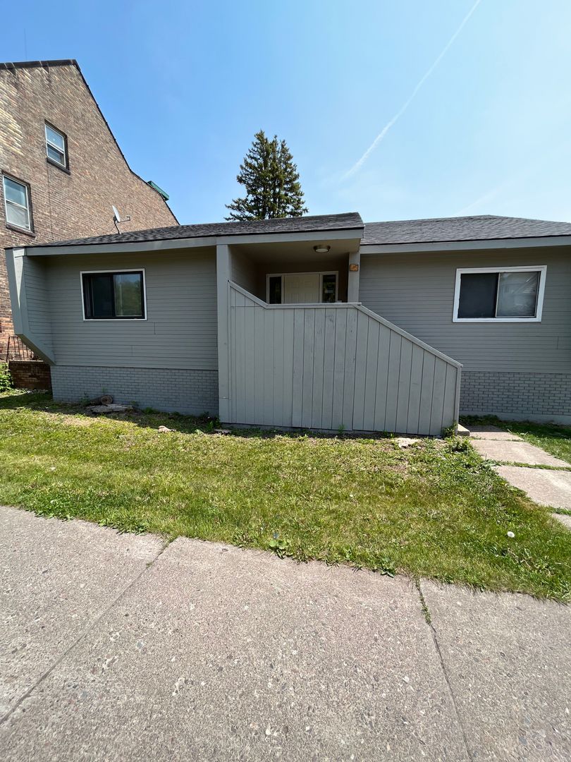 Duluth Apartment: 1526 E Superior St  - 3