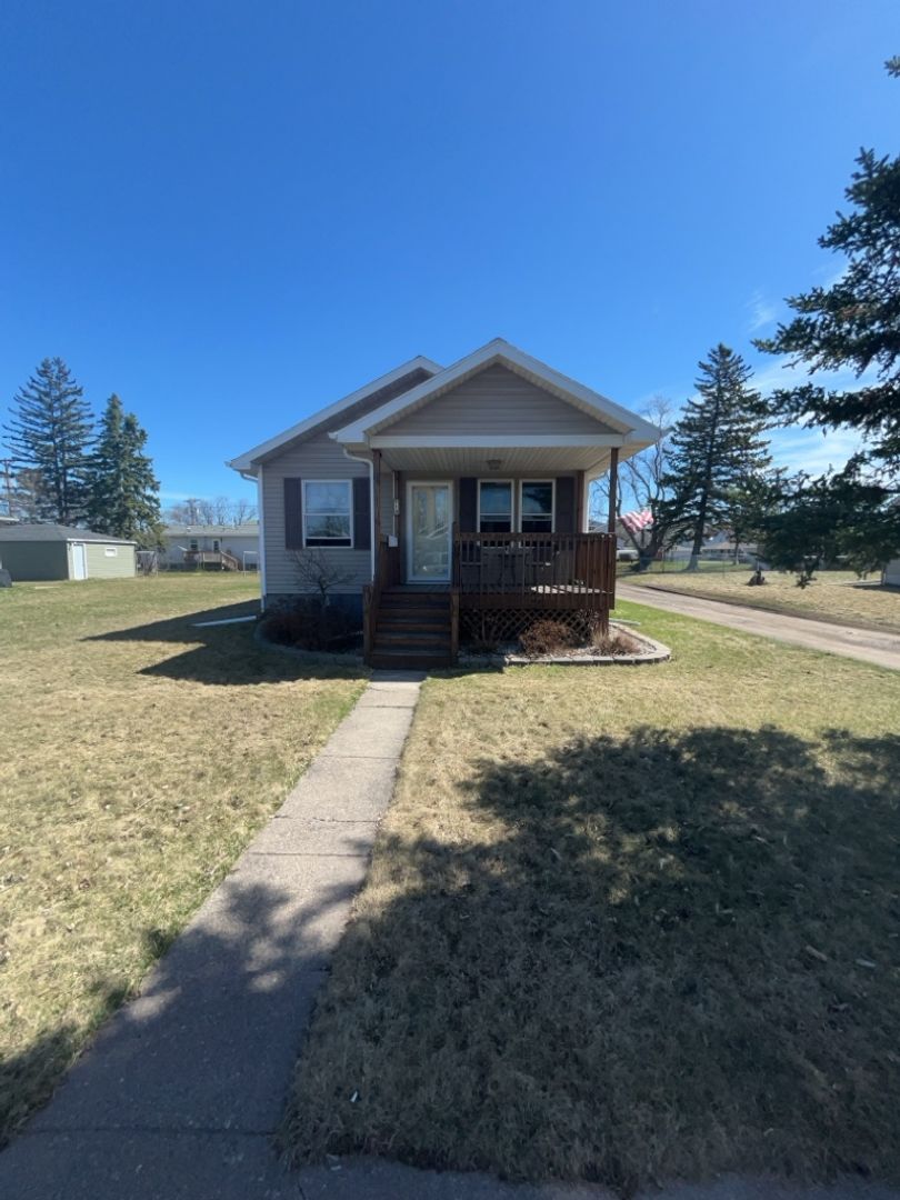 Superior House: 910 Grand Ave.