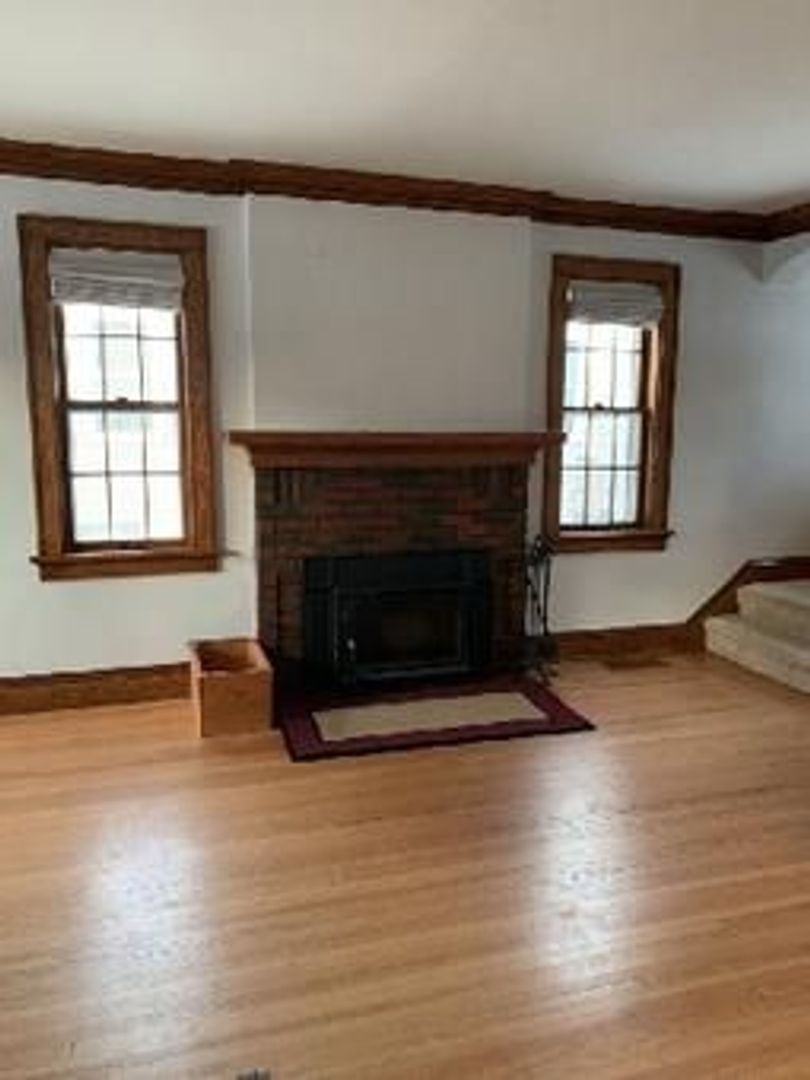 Duluth House: 225 W Kent Road