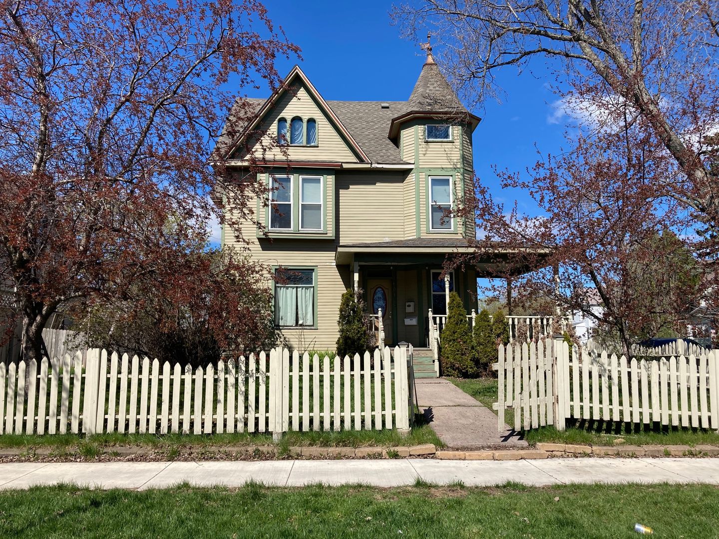 Superior Apartment: 1601 Baxter Ave
