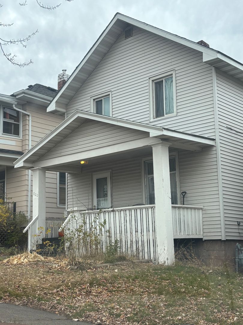 Duluth House: 820 N 9th Ave E