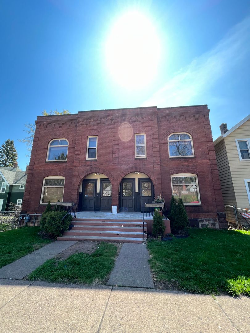 Duluth Apartment: 322-324 E 5th St