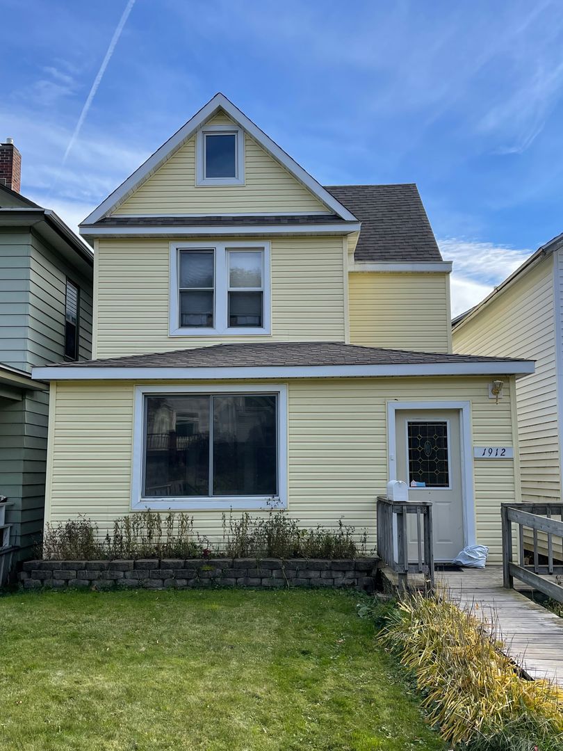 Duluth House: 1912 Greysolon Road