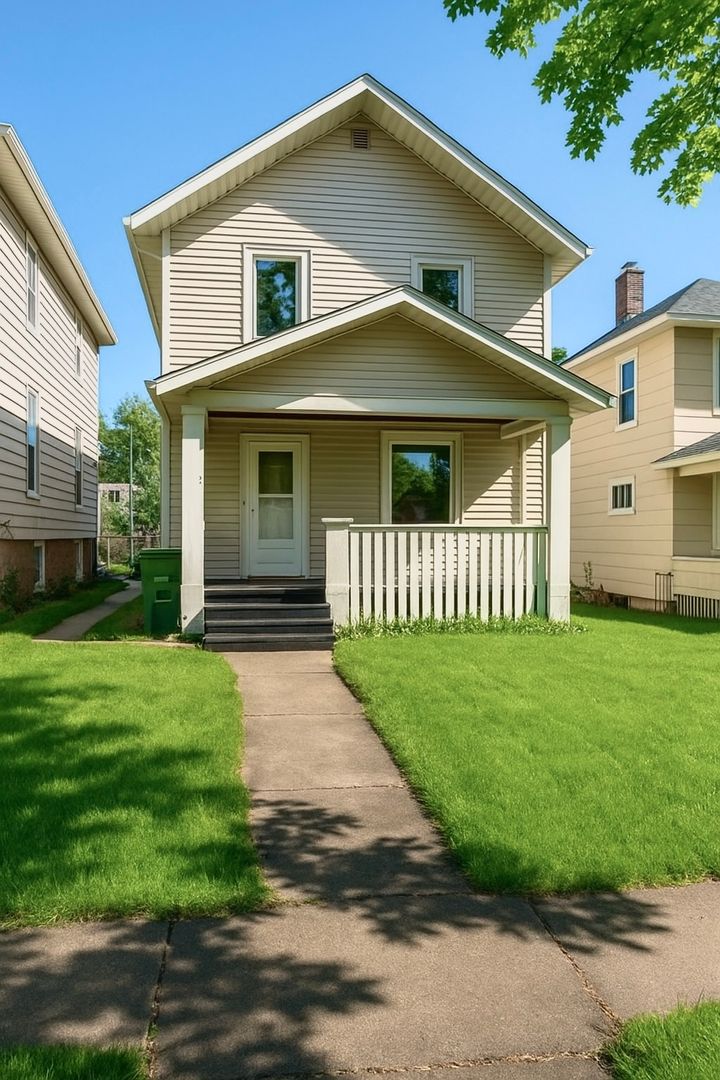 Duluth House: 820 N 9th Ave E