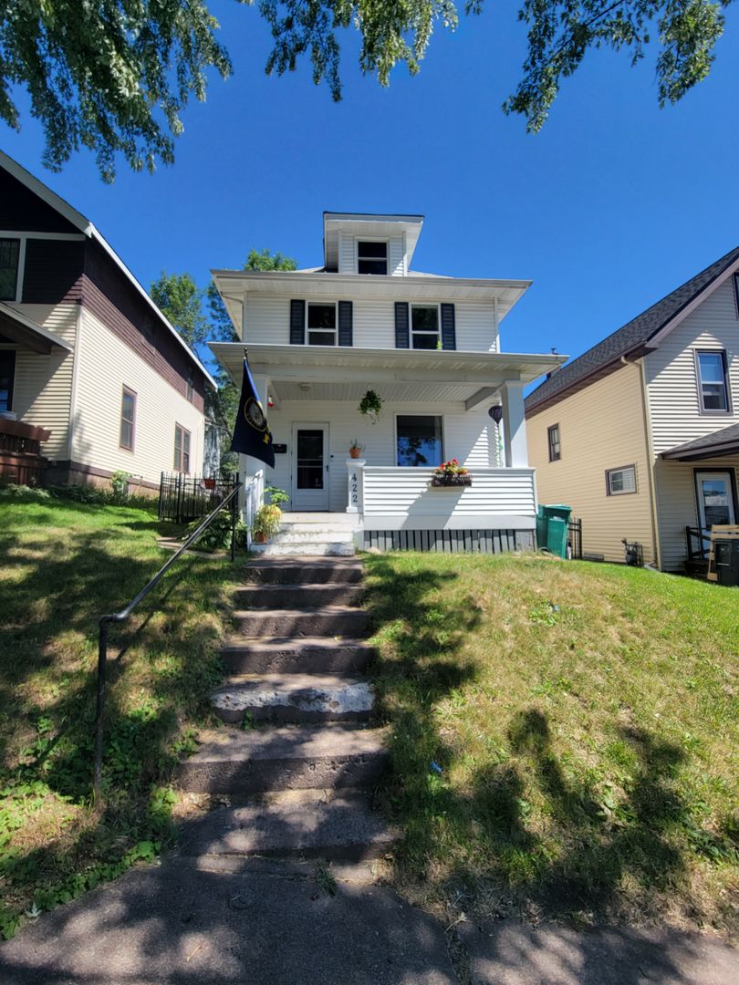 Duluth House: 422 N 13th Ave E