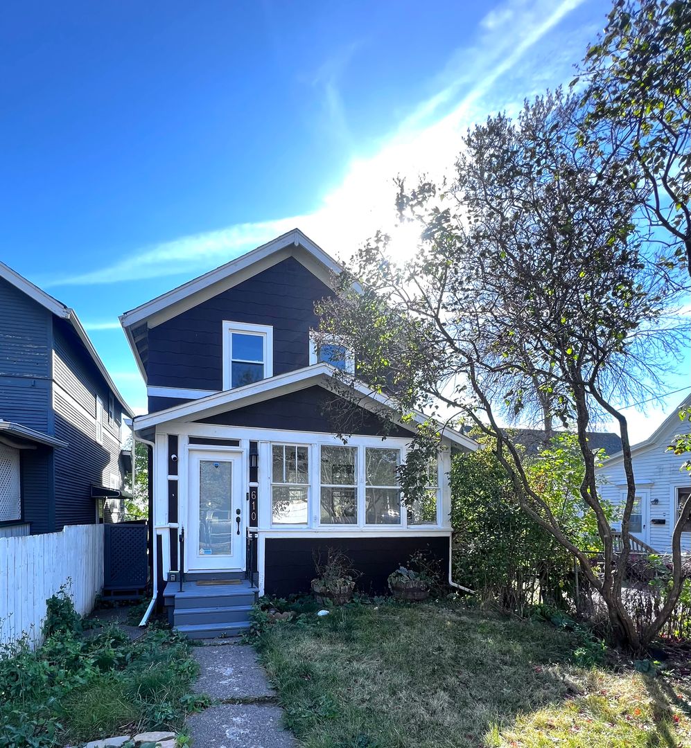 Duluth House: 610 E 8th St