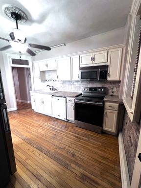 September - Updated Lower 2 Bed 1 Bath – photo 1
