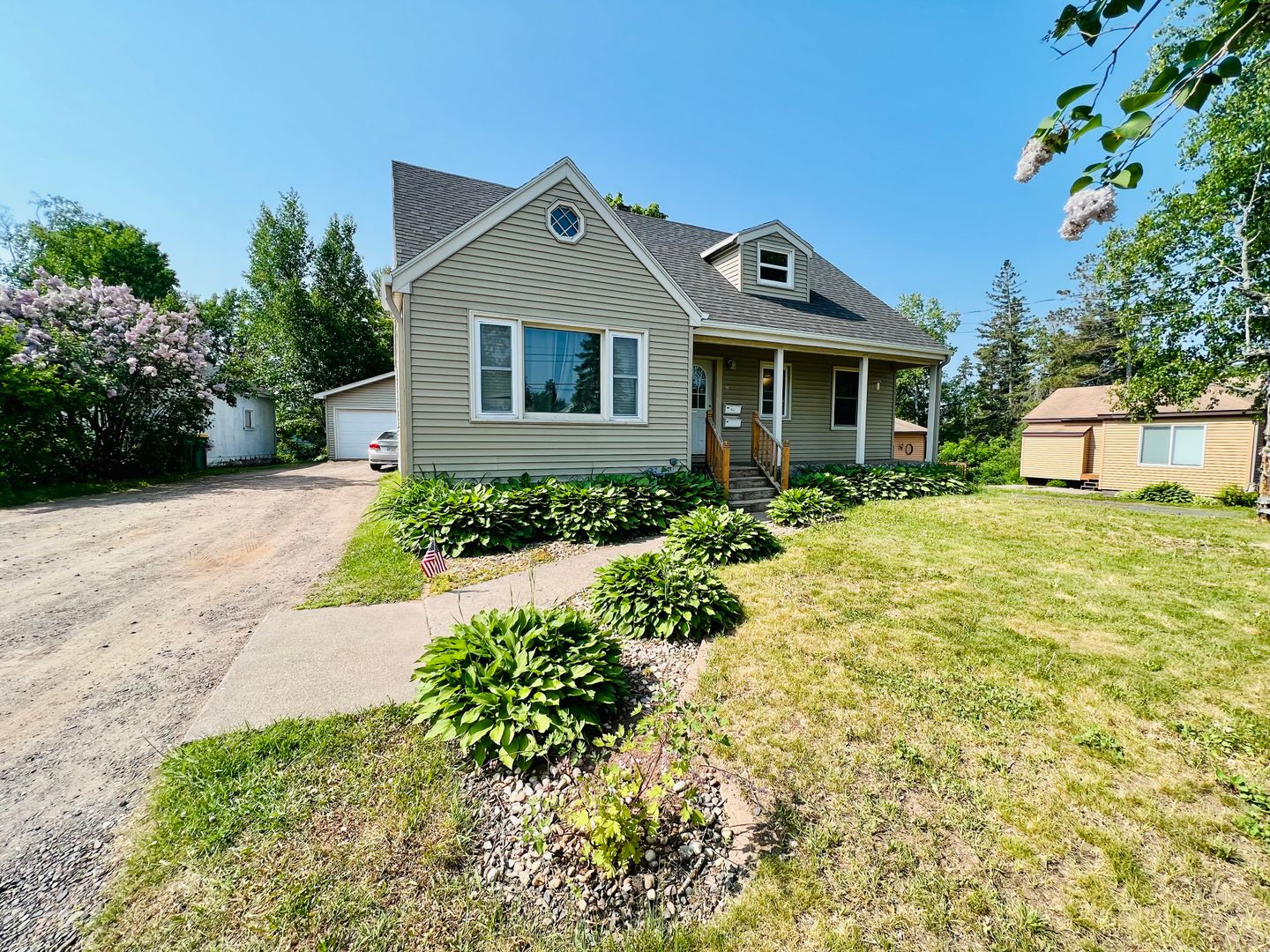 Duluth House: 44 W Chisholm Street