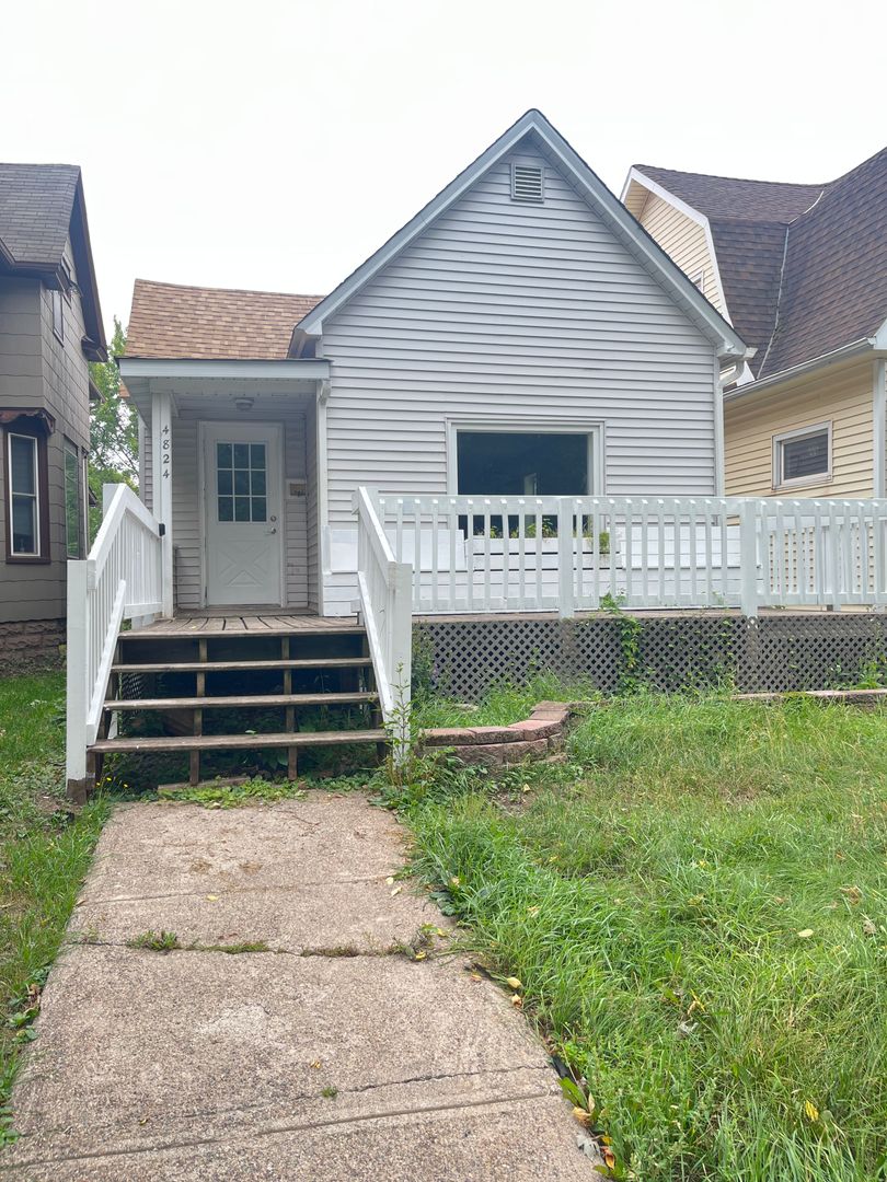Duluth House: 4824 W 6th St