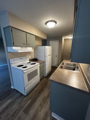 AVAILABLE NOW - 2 Bedroom, 1 Bath – photo 1