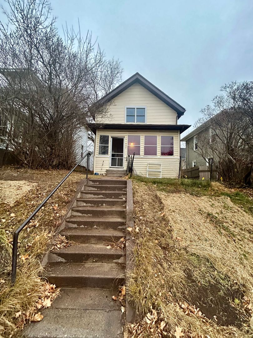 Duluth Apartment: 906 N 6th Ave E