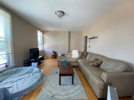 AVAILABLE AUGUST 15th - Conveniently Located Upper 1 Bed 1 Bath