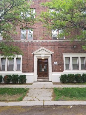 $825 - One Bedroom in New Center – photo 1