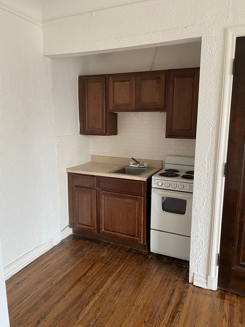 Detroit Apartment: 120 Glynn Ct.