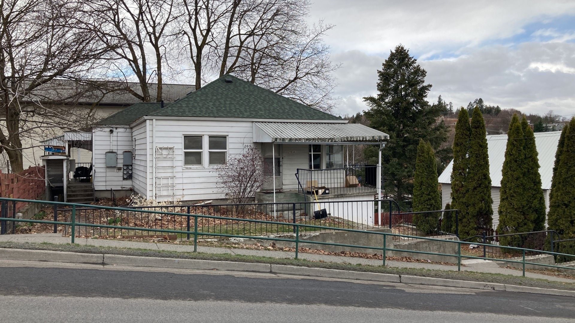 Pullman Apartment: 205 NE Whitman St.