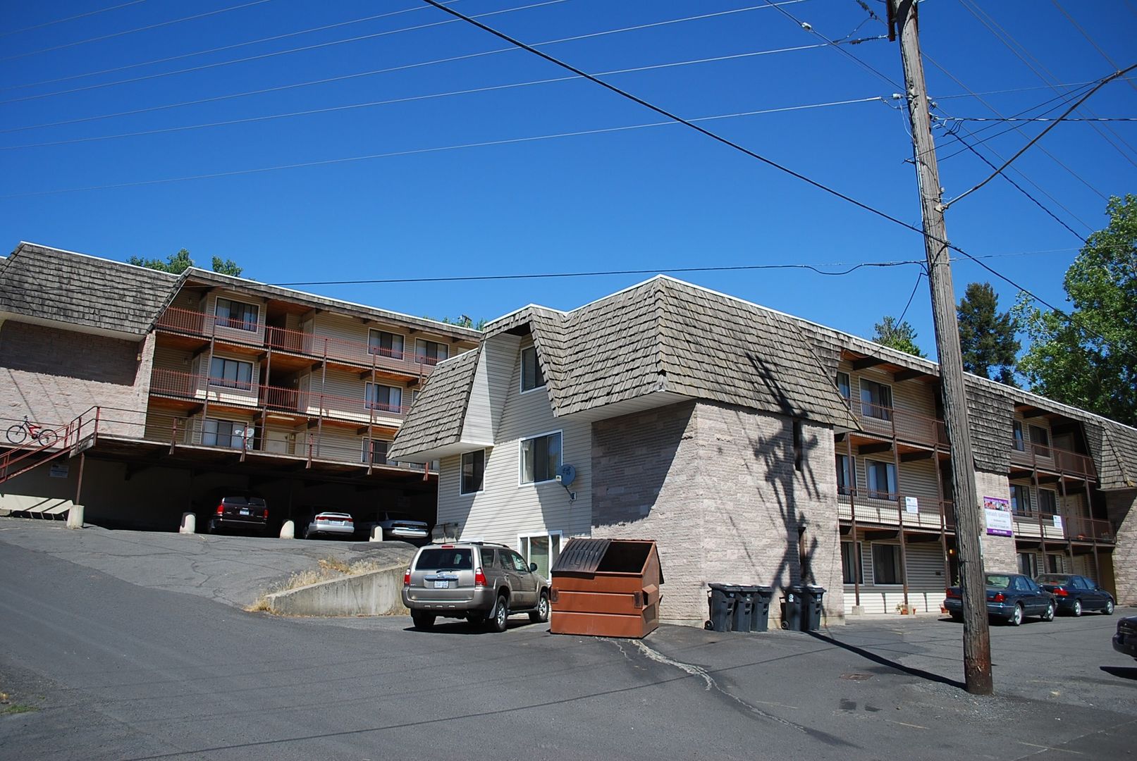 Pullman Apartment: 825-827 N Grand Ave